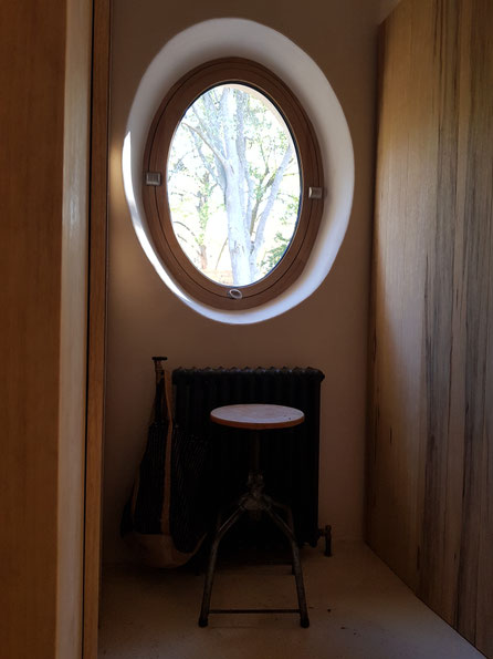 Rénovation, extension et surélévation d'une maison à Aix-en-Provence. Focus sur l'occulus du dressing de la suite master.
