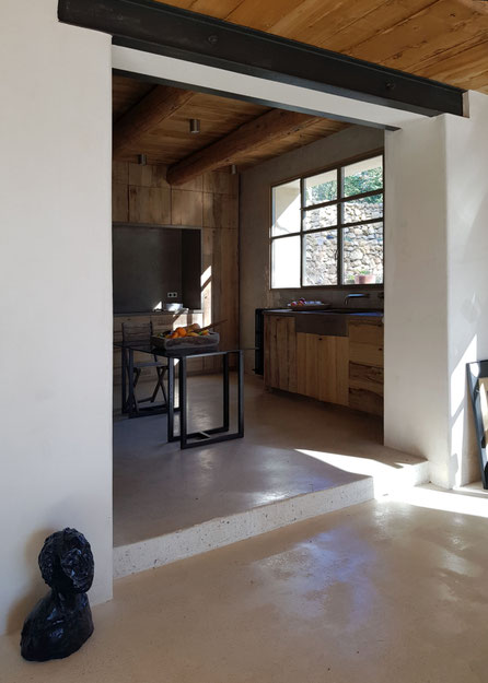 Rénovation, extension et surélévation d'une maison à Aix-en-Provence. Cuisine en bois sur-mesure, plan de travail en piere naturelle, menuiserie extérieure sur-mesure en acier thermolaquée