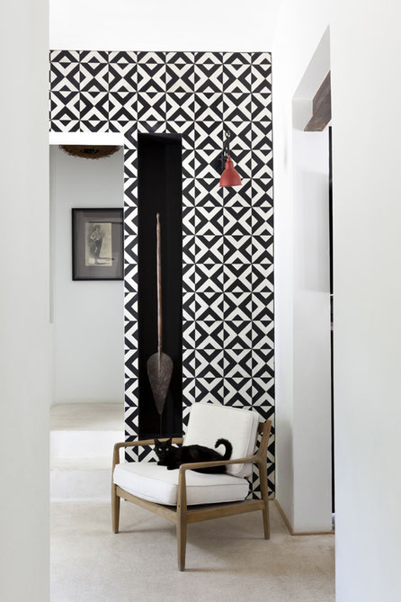 Décoration du salon, revêtement mural en carreaux de ciment, fauteuil AMPM