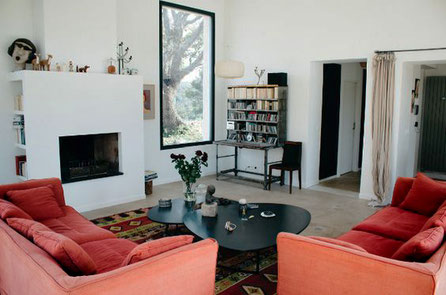 Rénovation d'une maison sur la Sainte Victoire. Salon avec sa cheminée, sa bibliothèque maçonnée, son mobilier chiné