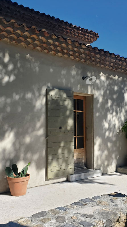 Rénovation, extension et surélévation d'une maison à Aix-en-Provence. Accès à la chambre d'ami