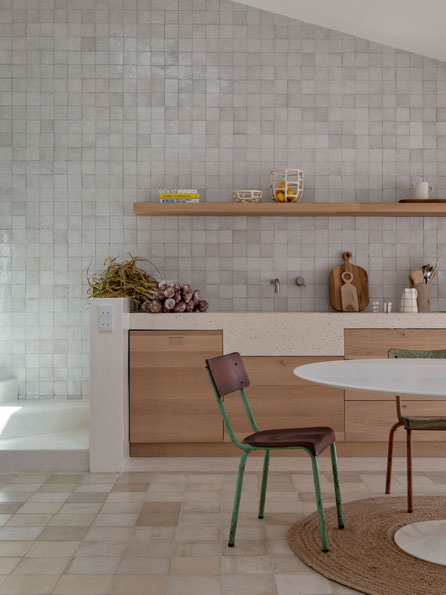 Rénovation et construction d'une annexe. Cuisine en bois sur-mesure, plan de traavil en béton coulé, mobilier chiné