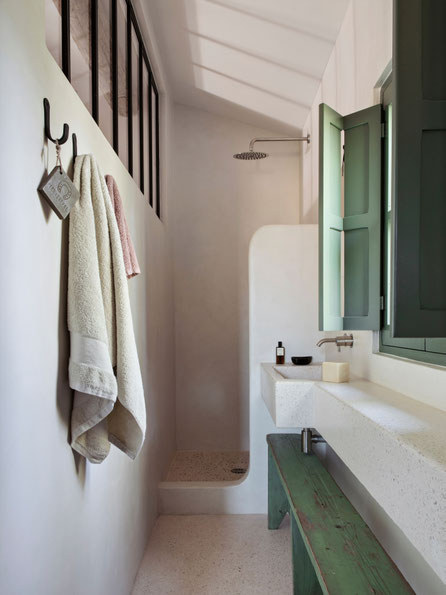 Salle d'eau, volet intérieur sur mesure, béton ciré et béton coulé