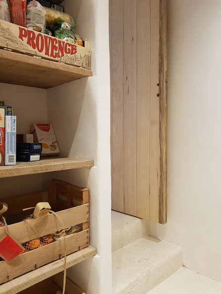 Rénovation, extension et surélévation d'une maison à Aix-en-Provence. Cellier avec étagère sur tasseaux provencaux