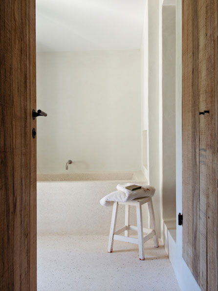 SAlle de bain avec sa baignoire en béton coulé et son mobilier en bois sur-mesure