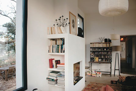 Rénovation d'une maison sur la Sainte Victoire. Espace salon et sa cheminée