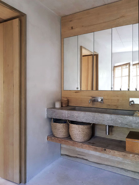 Rénovation, extension et surélévation d'une maison à Aix-en-Provence. Salle de bain master, plan vasque en pierre naturelle sur mesure, meuble avec miroirs intégrés vitrés sur-mesure