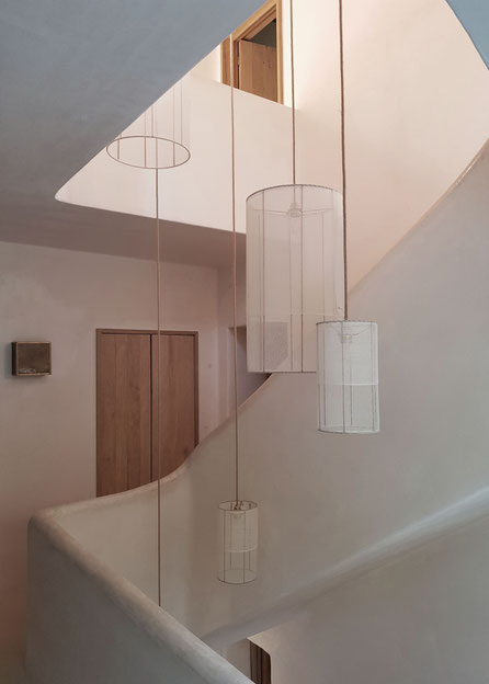 Rénovation, extension et surélévation d'une maison à Aix-en-Provence. Palier, garde-corps en brique et plâtre, ensemble de suspensions chérie-chérie