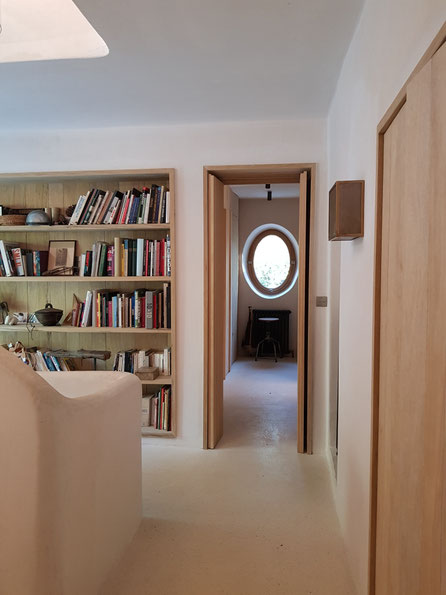 Rénovation, extension et surélévation d'une maison à Aix-en-Provence. Double porte battante en bois sur-mesure, occulus 