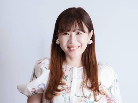 少し笑顔を大きく見せるきょんちゃん。ふんわりカールの髪と華やかなイヤリングが印象的なカット。