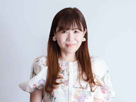 正面を向いて静かにほほえむきょんちゃん。ナチュラルで落ち着いた雰囲気のポートレート写真。