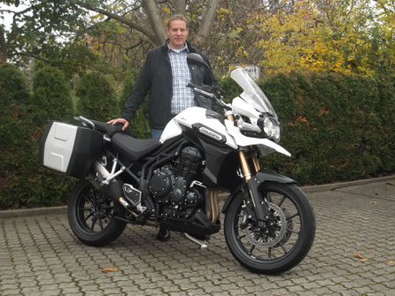 Wolfgang Thoma mit seiner neuen TRIUMPH Explorer ABS. Das Dreispitz-Team wünscht viel Spaß und gute Fahrt!