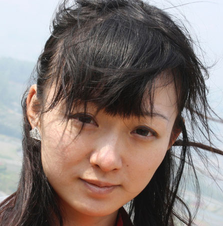 Schöne, junge Chinesin in den Reisterrassen im Yuanyang Bezirk, China, Land des Lächelns oder auch Reich der Mitte genannt. Ihre Schönheit steht für die Schönheit moderner chinesischer Frauen, intelligent und weltoffen, mit besten Sprachkenntnissen