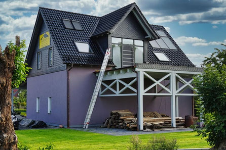 Dachdecker in Nordhausen mit schwarzen Ziegeldach