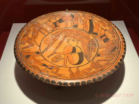 鹿狩りの皿　マヤ文明　600～700年　出土地不明　土器、彩色　高さ10㎝、直径31.6㎝　メキシコ国立人類学博物館