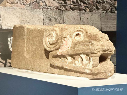 羽毛の蛇神石彫　テオティワカン文明　200～250年　テオティワカン、羽毛の蛇ピラミッド出土　テオティワカン考古学ゾーン
