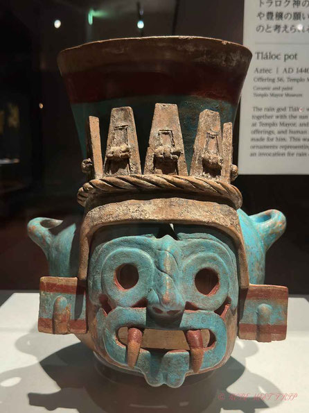トラロク神の壺　アステカ文明　1440～69年　テンプロ・マヨール、埋納石室５６出土　土器、彩色　高さ35㎝、幅32㎝　テンプロ・マヨール博物館