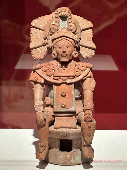 支配者層の土偶　マヤ文明　600～950年　ハイナ出土　土製、彩色　高さ21.8㎝、幅9.5㎝　メキシコ国立人類学博物館