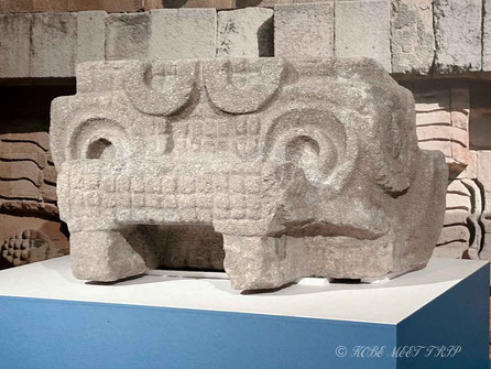 シパクトリ神の頭飾り石彫　テオティワカン文明　200～250年　テオティワカン、羽毛の蛇ピラミッド出土　テオティワカン考古学ゾーン