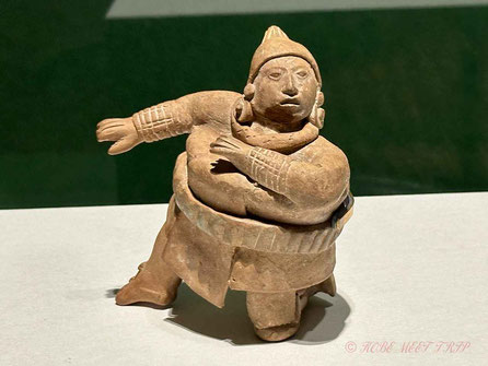 文明球技をする人の土偶　マヤ文明　600～950年　ハイナ出土　土製、彩色　高さ12.7㎝、幅12.4㎝　メキシコ国立人類学博物館