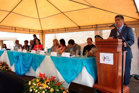 Mesa directiva en la ceremonia inaugural del edificio de la Agencia Municipal de Tránsito de Manta, Ecuador.