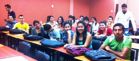 Estudiantes de tercer nivel de la carrera de Periodismo en la Universidad Laica Eloy Alfaro de Manabí (ULEAM). Manta, Ecuador.