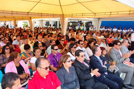 Altos funcionarios gubernamentales encabezan la numerosa concurrencia al acto inaugural del edificio de la Agencia Municipal de Tránsito de Manta, Ecuador.