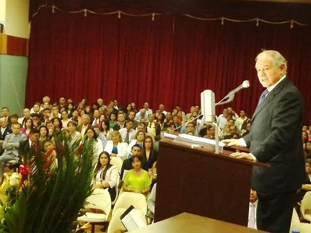 Dr. Medardo Mora Solórzano, rector de la Universidad Laica Eloy Alfaro de Manabí (ULEAM), durante su discurso por el aniversario 28 de esa alma máter.