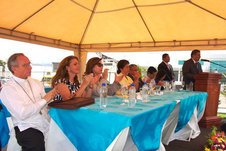 Mesa de autoridades en la inauguración de la planta potabilizadora de agua para Manta (Ecuador). Habla el alcalde Jaime Estrada.