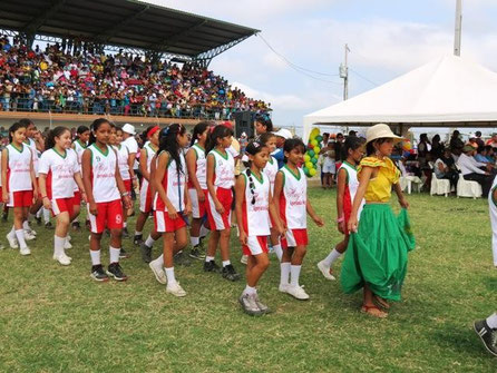 Uno de los equipos participantes en los XXVIII Juegos Deportivos Escolares Jaramijó 2013 (Manabí, Ecuador) desfila en el acto inaugural.