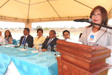 La señora Gerente General del Banco del Estado ecuatoriano habla durante la inauguración de la planta potabilizadora de agua para Manta.