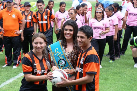 Los delegados del Equipo Mejor Uniformado de la olimpíada de los empleados municipales de Manta (Ecuador) reciben el premio respectivo.