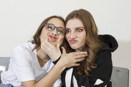 Zwei junge lustige Mädchen im Portrait fotografiert von Irene Kernthaler-Moser