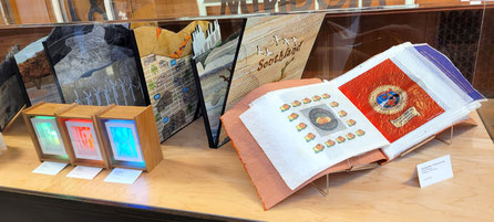 Ein geöffnetes Buch mit Seiten aus farbigen Orangenpapier Einwickelpapiere