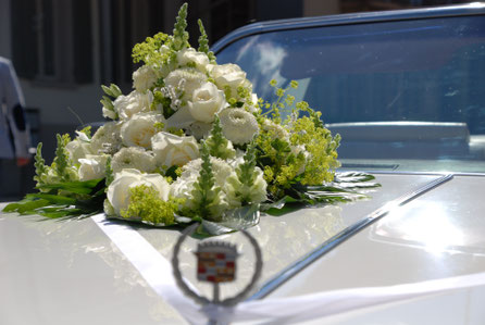 Oldtimer für Hochzeitsfahrt mit Blumenschmuck