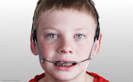 Junge mit Headgear