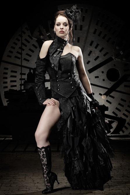 Extravagante Brautmode von Lucardis Feist, schwarze brautkleider im gothic stil, besticktes schwarzes brautkleid