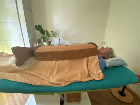 Bei erwachsenen Personen wird das Babymonochord auf den Körper gelegt für die Klangbehandlung.