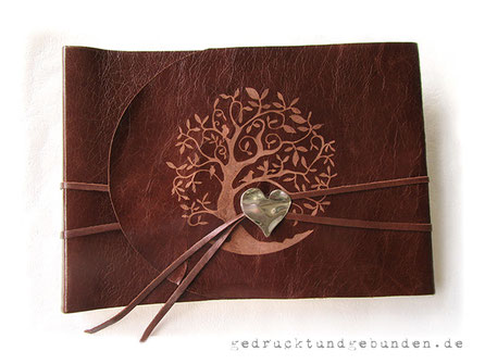 Fotoalbum Baumbestattung Ledereinband Softcover mit Überschlag rund geschnitten, Handgravur Baum, Herzanhänger, Lederalbum 35cm x 25cm Querformat, 100 Seiten elfenbeinfarben mit Pergaminzwischenblättern.