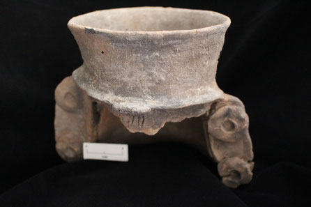 A brazier from the Early Ramos period. While the face is missing, the ear ornaments show close similarities with braziers found in other parts of Oaxaca in this period.