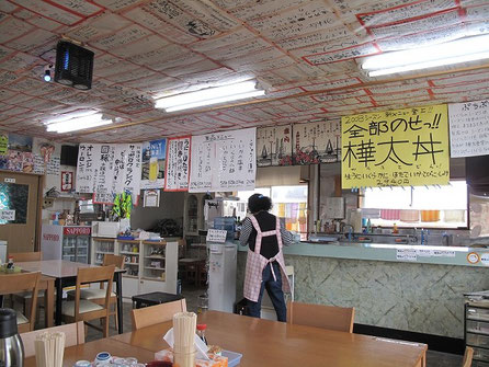 えらい賑やかな店内だ。