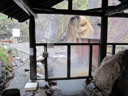 左が男湯、右が女湯。