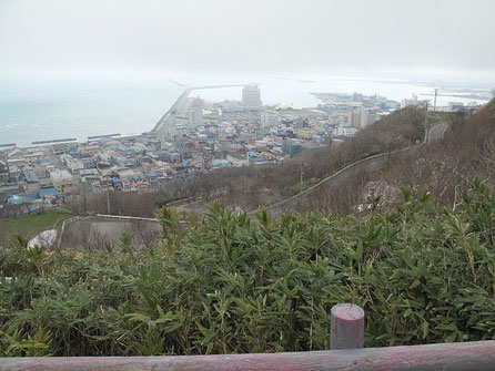 　下る途中で稚内港、北防波堤が見える。