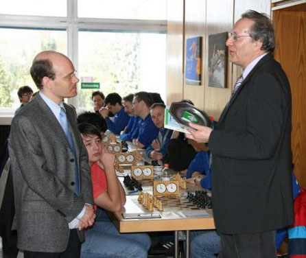 Unser Schulleiter freut sich über die Ehrung