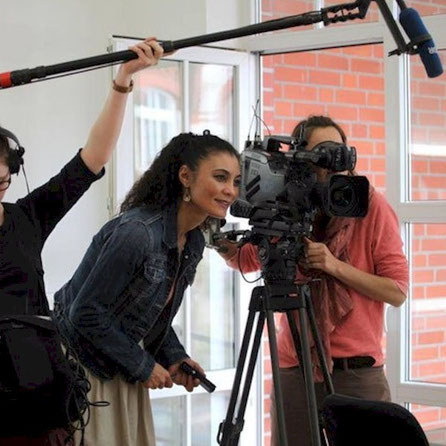 Ebru Tongar mit ihrem Kamerateam während einer NDR Modereportage