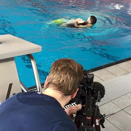 Schüler übt die Rettung eines Ertrinkenden im Schwimmbad vor der NDR Kamera 