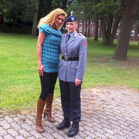 Ebru Tongar mit Janika Papke im Einsatz bei der Bundeswehr. Für die NDR Reportage: Soldatin mit Herz