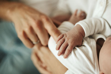 Ein Baby liegt bei einem Newbornshooting schlafend im Körbchen