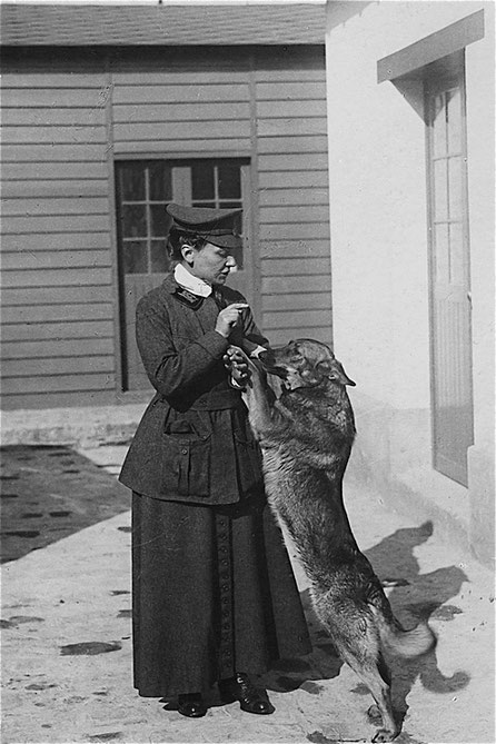 Nicole Mangin avec sa chienne Dun (pour Verdun)