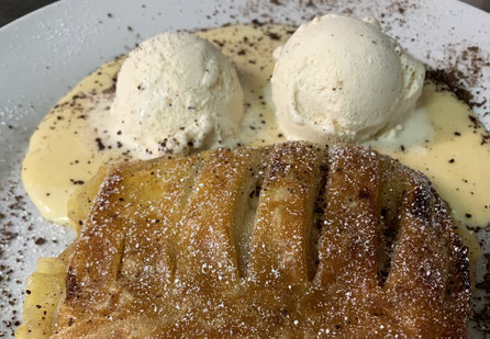 Warmer Apfelstrudel mit Vanilleeis und Vanillesoße in der Brasserie Rendezvous Hannover-Bothfeld
